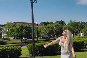 ?国外美女穿裙子踩高跟秀单手投篮，看这手活有点东西。