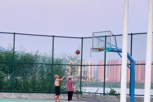 这打的是篮球吗？不，这打的是相濡以沫！?