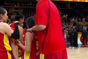 中国女篮挺进8强赛后庆胜！！张子宇给王思雨按摩亮了~