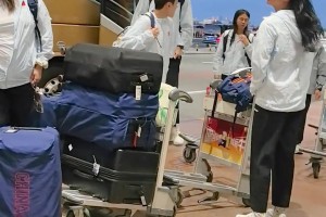 出征亚运会！网友机场偶遇中国女篮 张子宇身高抢眼?