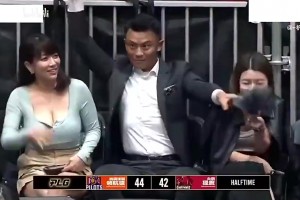 宝岛联赛这男球迷真艳福不浅！看场比赛还带两位女伴?
