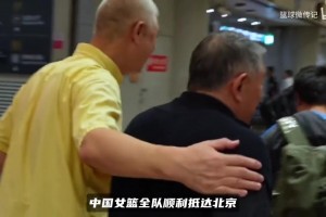 中国女篮回国张子宇抢镜！2米26站队友中间高一大截，球迷看呆！