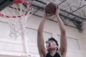 各种挡拆后空接暴扣！训练师晒出杨瀚森训练片段?持续打磨技术