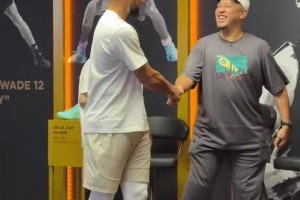 库蜜们得多羡慕！库里主动与勇士女主持小气自拍合影?