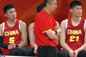 打懵了！中国男篮赛后走错路，苏群吐槽郭士强战术：承担责任?