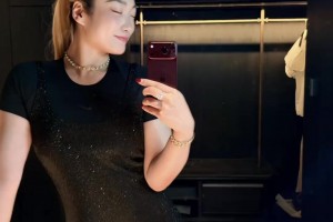 展示好身材，李梦这大体格子穿上小黑裙还是不错的?