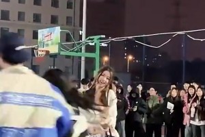 如果球场是被这样的小姐姐占据，应该没人会反对吧？?