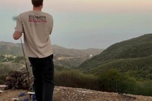 来看看谁的高尔夫技术最好？独行侠全队一起去打高尔夫
