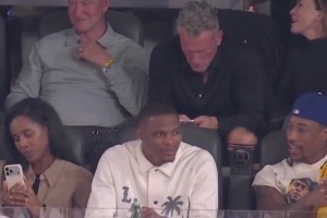 哥俩好?威少与德罗赞一同观战NFL洛杉矶公羊队比赛~