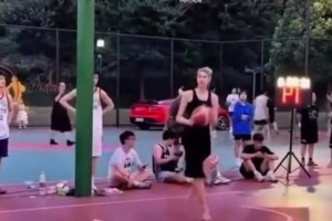 商务篮球？俄罗斯大妹子穿高跟鞋秀背后勾手+胯下运球?