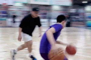 这基本功太扎实?男篮国青后卫张宇辰持双球突破训练~