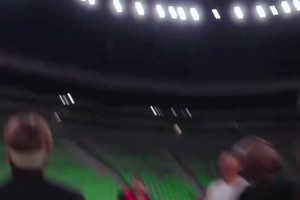 “球霸”东：你们最好把球传给我，这里我说的算。哈哈...